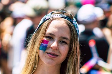 Tel Aviv İsrail 14 Haziran 2019 'da, cinsel yönelim özgürlüğü için LBGT hareketinin bir protestosu olan Tel Aviv sokaklarında eşcinsel onur yürüyüşüne katılan kimliği belirsiz insanların görüntüsü