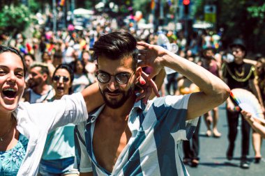 Tel Aviv İsrail 14 Haziran 2019 'da, cinsel yönelim özgürlüğü için LBGT hareketinin bir protestosu olan Tel Aviv sokaklarında eşcinsel onur yürüyüşüne katılan kimliği belirsiz insanların görüntüsü