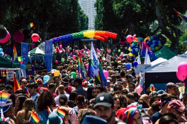 Tel Aviv İsrail 14 Haziran 2019 'da, cinsel yönelim özgürlüğü için LBGT hareketinin bir protestosu olan Tel Aviv sokaklarında eşcinsel onur yürüyüşüne katılan kimliği belirsiz insanların görüntüsü
