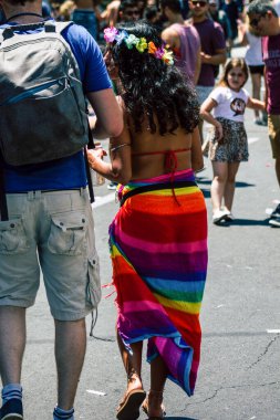 Tel Aviv İsrail 14 Haziran 2019 'da, cinsel yönelim özgürlüğü için LBGT hareketinin bir protestosu olan Tel Aviv sokaklarında eşcinsel onur yürüyüşüne katılan kimliği belirsiz insanların görüntüsü