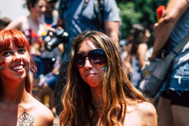 Tel Aviv İsrail 14 Haziran 2019 'da, cinsel yönelim özgürlüğü için LBGT hareketinin bir protestosu olan Tel Aviv sokaklarında eşcinsel onur yürüyüşüne katılan kimliği belirsiz insanların görüntüsü