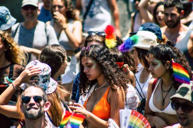Tel Aviv İsrail 14 Haziran 2019 'da, cinsel yönelim özgürlüğü için LBGT hareketinin bir protestosu olan Tel Aviv sokaklarında eşcinsel onur yürüyüşüne katılan kimliği belirsiz insanların görüntüsü