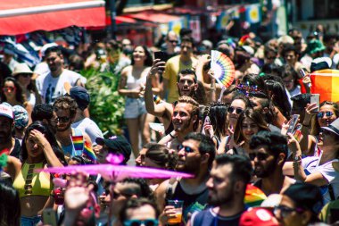 Tel Aviv İsrail 14 Haziran 2019 'da, cinsel yönelim özgürlüğü için LBGT hareketinin bir protestosu olan Tel Aviv sokaklarında eşcinsel onur yürüyüşüne katılan kimliği belirsiz insanların görüntüsü