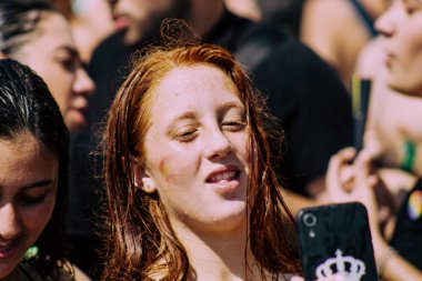 Tel Aviv İsrail 14 Haziran 2019 'da, cinsel yönelim özgürlüğü için LBGT hareketinin bir protestosu olan Tel Aviv sokaklarında eşcinsel onur yürüyüşüne katılan kimliği belirsiz insanların görüntüsü