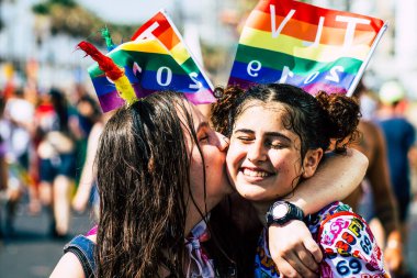 Tel Aviv İsrail 14 Haziran 2019 'da, cinsel yönelim özgürlüğü için LBGT hareketinin bir protestosu olan Tel Aviv sokaklarında eşcinsel onur yürüyüşüne katılan kimliği belirsiz insanların görüntüsü