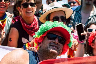 Tel Aviv İsrail 14 Haziran 2019 'da, cinsel yönelim özgürlüğü için LBGT hareketinin bir protestosu olan Tel Aviv sokaklarında eşcinsel onur yürüyüşüne katılan kimliği belirsiz insanların görüntüsü