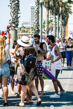 Tel Aviv İsrail 14 Haziran 2019 'da, cinsel yönelim özgürlüğü için LBGT hareketinin bir protestosu olan Tel Aviv sokaklarında eşcinsel onur yürüyüşüne katılan kimliği belirsiz insanların görüntüsü