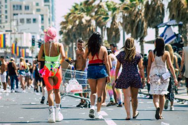 Tel Aviv İsrail 14 Haziran 2019 'da, cinsel yönelim özgürlüğü için LBGT hareketinin bir protestosu olan Tel Aviv sokaklarında eşcinsel onur yürüyüşüne katılan kimliği belirsiz insanların görüntüsü