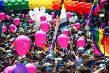 Tel Aviv İsrail 14 Haziran 2019 'da, cinsel yönelim özgürlüğü için LBGT hareketinin bir protestosu olan Tel Aviv sokaklarında eşcinsel onur yürüyüşüne katılan kimliği belirsiz insanların görüntüsü
