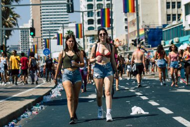 Tel Aviv İsrail 14 Haziran 2019 'da, cinsel yönelim özgürlüğü için LBGT hareketinin bir protestosu olan Tel Aviv sokaklarında eşcinsel onur yürüyüşüne katılan kimliği belirsiz insanların görüntüsü