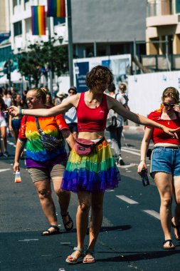 Tel Aviv İsrail 14 Haziran 2019 'da, cinsel yönelim özgürlüğü için LBGT hareketinin bir protestosu olan Tel Aviv sokaklarında eşcinsel onur yürüyüşüne katılan kimliği belirsiz insanların görüntüsü