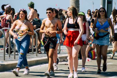 Tel Aviv İsrail 14 Haziran 2019 'da, cinsel yönelim özgürlüğü için LBGT hareketinin bir protestosu olan Tel Aviv sokaklarında eşcinsel onur yürüyüşüne katılan kimliği belirsiz insanların görüntüsü