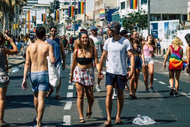 Tel Aviv İsrail 14 Haziran 2019 'da, cinsel yönelim özgürlüğü için LBGT hareketinin bir protestosu olan Tel Aviv sokaklarında eşcinsel onur yürüyüşüne katılan kimliği belirsiz insanların görüntüsü