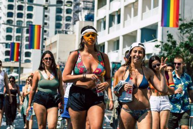 Tel Aviv İsrail 14 Haziran 2019 'da, cinsel yönelim özgürlüğü için LBGT hareketinin bir protestosu olan Tel Aviv sokaklarında eşcinsel onur yürüyüşüne katılan kimliği belirsiz insanların görüntüsü