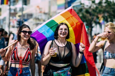 Tel Aviv İsrail 14 Haziran 2019 'da, cinsel yönelim özgürlüğü için LBGT hareketinin bir protestosu olan Tel Aviv sokaklarında eşcinsel onur yürüyüşüne katılan kimliği belirsiz insanların görüntüsü