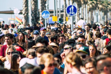 Tel Aviv İsrail 14 Haziran 2019 'da, cinsel yönelim özgürlüğü için LBGT hareketinin bir protestosu olan Tel Aviv sokaklarında eşcinsel onur yürüyüşüne katılan kimliği belirsiz insanların görüntüsü