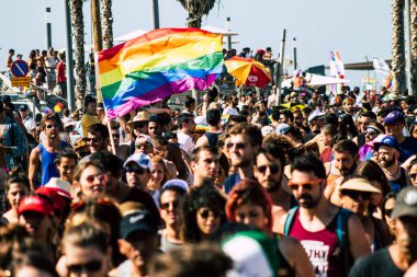 Tel Aviv İsrail 14 Haziran 2019 'da, cinsel yönelim özgürlüğü için LBGT hareketinin bir protestosu olan Tel Aviv sokaklarında eşcinsel onur yürüyüşüne katılan kimliği belirsiz insanların görüntüsü
