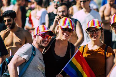 Tel Aviv İsrail 14 Haziran 2019 'da, cinsel yönelim özgürlüğü için LBGT hareketinin bir protestosu olan Tel Aviv sokaklarında eşcinsel onur yürüyüşüne katılan kimliği belirsiz insanların görüntüsü