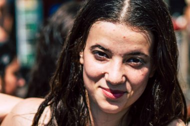 Tel Aviv İsrail 14 Haziran 2019 'da, cinsel yönelim özgürlüğü için LBGT hareketinin bir protestosu olan Tel Aviv sokaklarında eşcinsel onur yürüyüşüne katılan kimliği belirsiz insanların görüntüsü