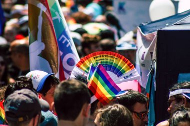Tel Aviv İsrail 14 Haziran 2019 'da, cinsel yönelim özgürlüğü için LBGT hareketinin bir protestosu olan Tel Aviv sokaklarında eşcinsel onur yürüyüşüne katılan kimliği belirsiz insanların görüntüsü