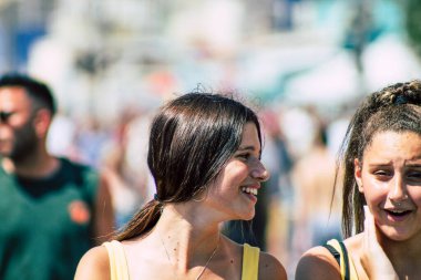 Tel Aviv İsrail 14 Haziran 2019 'da, cinsel yönelim özgürlüğü için LBGT hareketinin bir protestosu olan Tel Aviv sokaklarında eşcinsel onur yürüyüşüne katılan kimliği belirsiz insanların görüntüsü