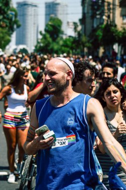 Tel Aviv İsrail 14 Haziran 2019 'da, cinsel yönelim özgürlüğü için LBGT hareketinin bir protestosu olan Tel Aviv sokaklarında eşcinsel onur yürüyüşüne katılan kimliği belirsiz insanların görüntüsü