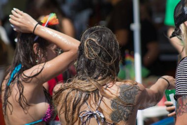 Tel Aviv İsrail 14 Haziran 2019 'da, cinsel yönelim özgürlüğü için LBGT hareketinin bir protestosu olan Tel Aviv sokaklarında eşcinsel onur yürüyüşüne katılan kimliği belirsiz insanların görüntüsü