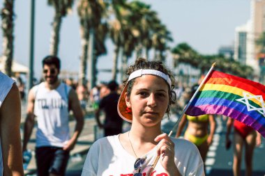 Tel Aviv İsrail 14 Haziran 2019 'da, cinsel yönelim özgürlüğü için LBGT hareketinin bir protestosu olan Tel Aviv sokaklarında eşcinsel onur yürüyüşüne katılan kimliği belirsiz insanların görüntüsü