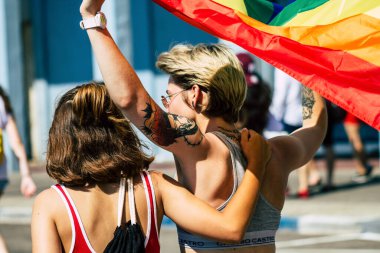 Tel Aviv İsrail 14 Haziran 2019 'da, cinsel yönelim özgürlüğü için LBGT hareketinin bir protestosu olan Tel Aviv sokaklarında eşcinsel onur yürüyüşüne katılan kimliği belirsiz insanların görüntüsü