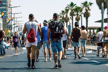 Tel Aviv İsrail 14 Haziran 2019 'da, cinsel yönelim özgürlüğü için LBGT hareketinin bir protestosu olan Tel Aviv sokaklarında eşcinsel onur yürüyüşüne katılan kimliği belirsiz insanların görüntüsü