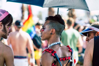Tel Aviv İsrail 14 Haziran 2019 'da, cinsel yönelim özgürlüğü için LBGT hareketinin bir protestosu olan Tel Aviv sokaklarında eşcinsel onur yürüyüşüne katılan kimliği belirsiz insanların görüntüsü