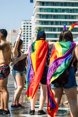 Tel Aviv İsrail 14 Haziran 2019 'da, cinsel yönelim özgürlüğü için LBGT hareketinin bir protestosu olan Tel Aviv sokaklarında eşcinsel onur yürüyüşüne katılan kimliği belirsiz insanların görüntüsü