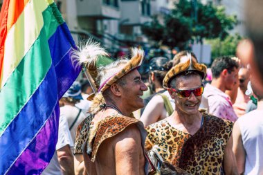 Tel Aviv İsrail 14 Haziran 2019 'da, cinsel yönelim özgürlüğü için LBGT hareketinin bir protestosu olan Tel Aviv sokaklarında eşcinsel onur yürüyüşüne katılan kimliği belirsiz insanların görüntüsü