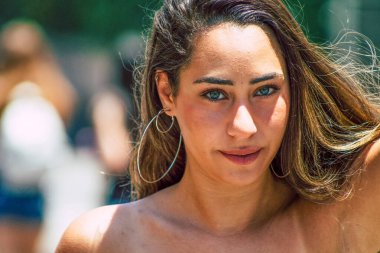 Tel Aviv İsrail 14 Haziran 2019 'da, cinsel yönelim özgürlüğü için LBGT hareketinin bir protestosu olan Tel Aviv sokaklarında eşcinsel onur yürüyüşüne katılan kimliği belirsiz insanların görüntüsü