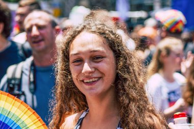 Tel Aviv İsrail 14 Haziran 2019 'da, cinsel yönelim özgürlüğü için LBGT hareketinin bir protestosu olan Tel Aviv sokaklarında eşcinsel onur yürüyüşüne katılan kimliği belirsiz insanların görüntüsü