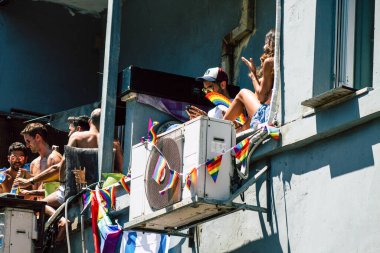 Tel Aviv İsrail 14 Haziran 2019 'da, cinsel yönelim özgürlüğü için LBGT hareketinin bir protestosu olan Tel Aviv sokaklarında eşcinsel onur yürüyüşüne katılan kimliği belirsiz insanların görüntüsü