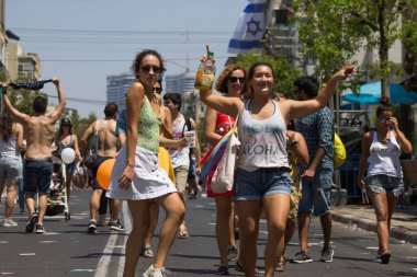 Tel Aviv İsrail 14 Haziran 2019 'da, cinsel yönelim özgürlüğü için LBGT hareketinin bir protestosu olan Tel Aviv sokaklarında eşcinsel onur yürüyüşüne katılan kimliği belirsiz insanların görüntüsü