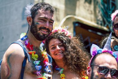 Tel Aviv İsrail 14 Haziran 2019 'da, cinsel yönelim özgürlüğü için LBGT hareketinin bir protestosu olan Tel Aviv sokaklarında eşcinsel onur yürüyüşüne katılan kimliği belirsiz insanların görüntüsü