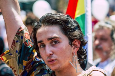 Tel Aviv İsrail 14 Haziran 2019 'da, cinsel yönelim özgürlüğü için LBGT hareketinin bir protestosu olan Tel Aviv sokaklarında eşcinsel onur yürüyüşüne katılan kimliği belirsiz insanların görüntüsü