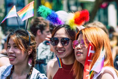 Tel Aviv İsrail 14 Haziran 2019 'da, cinsel yönelim özgürlüğü için LBGT hareketinin bir protestosu olan Tel Aviv sokaklarında eşcinsel onur yürüyüşüne katılan kimliği belirsiz insanların görüntüsü