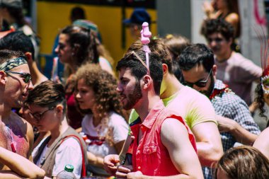 Tel Aviv İsrail 14 Haziran 2019 'da, cinsel yönelim özgürlüğü için LBGT hareketinin bir protestosu olan Tel Aviv sokaklarında eşcinsel onur yürüyüşüne katılan kimliği belirsiz insanların görüntüsü