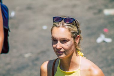 Tel Aviv İsrail 14 Haziran 2019 'da, cinsel yönelim özgürlüğü için LBGT hareketinin bir protestosu olan Tel Aviv sokaklarında eşcinsel onur yürüyüşüne katılan kimliği belirsiz insanların görüntüsü