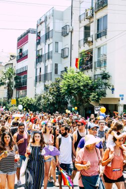Tel Aviv İsrail 14 Haziran 2019 'da, cinsel yönelim özgürlüğü için LBGT hareketinin bir protestosu olan Tel Aviv sokaklarında eşcinsel onur yürüyüşüne katılan kimliği belirsiz insanların görüntüsü