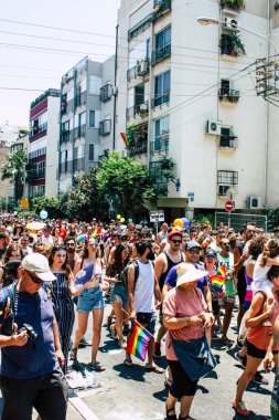 Tel Aviv İsrail 14 Haziran 2019 'da, cinsel yönelim özgürlüğü için LBGT hareketinin bir protestosu olan Tel Aviv sokaklarında eşcinsel onur yürüyüşüne katılan kimliği belirsiz insanların görüntüsü