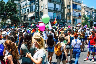 Tel Aviv İsrail 14 Haziran 2019 'da, cinsel yönelim özgürlüğü için LBGT hareketinin bir protestosu olan Tel Aviv sokaklarında eşcinsel onur yürüyüşüne katılan kimliği belirsiz insanların görüntüsü