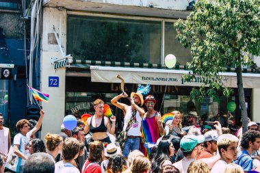 Tel Aviv İsrail 14 Haziran 2019 'da, cinsel yönelim özgürlüğü için LBGT hareketinin bir protestosu olan Tel Aviv sokaklarında eşcinsel onur yürüyüşüne katılan kimliği belirsiz insanların görüntüsü
