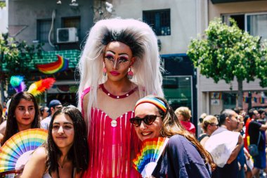 Tel Aviv İsrail 14 Haziran 2019 'da, cinsel yönelim özgürlüğü için LBGT hareketinin bir protestosu olan Tel Aviv sokaklarında eşcinsel onur yürüyüşüne katılan kimliği belirsiz insanların görüntüsü