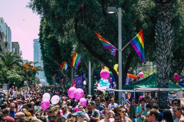 Tel Aviv İsrail 14 Haziran 2019 'da, cinsel yönelim özgürlüğü için LBGT hareketinin bir protestosu olan Tel Aviv sokaklarında eşcinsel onur yürüyüşüne katılan kimliği belirsiz insanların görüntüsü