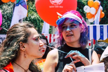 Tel Aviv İsrail 14 Haziran 2019 'da, cinsel yönelim özgürlüğü için LBGT hareketinin bir protestosu olan Tel Aviv sokaklarında eşcinsel onur yürüyüşüne katılan kimliği belirsiz insanların görüntüsü