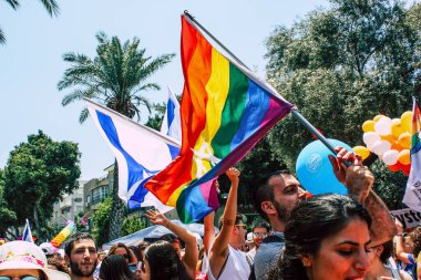 Tel Aviv İsrail 14 Haziran 2019 'da, cinsel yönelim özgürlüğü için LBGT hareketinin bir protestosu olan Tel Aviv sokaklarında eşcinsel onur yürüyüşüne katılan kimliği belirsiz insanların görüntüsü